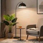 Acogedor rincón de lectura con una lámpara elegante iluminando una lámpara de pie negra en una sala moderna.