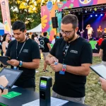Effortless access control and payment with pulseras digitales para eventos at a vibrant festival scene.